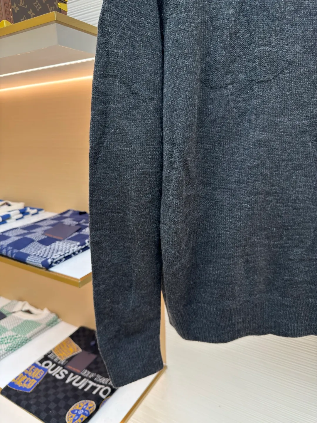 LOUIS VUITTON intarsia dark pattern zipper sweater ●Authentic product: purchased and developed at 16700 ●Item number: 1680364-B50 ●Fabric: cashmere fabric ●Technology: intarsia production ●Version: loose version ●Weight: about 585 grams ●Size: XS-S-M-L ●Description: Made of 80% wool, 15% cotton, 15% fiber. This fabric is very warm and the blend is not prone to pilling. Because clothes with a high wool content have a slightly wooly feel, they can be worn as outerwear if you are not used to it. The zipper uses the original No. 5 slider, which is made from pure copper material and has a very heavy feel. The entire zipper and slider are aged by electroplating, the middle of the slider is laser-cut out, and the brand's iconic LOGO is molded out with a flat surface grinder. The overall wiring is straight and delicate, the fabric is comfortable and soft, and the color is consistent without color difference. It can be matched with the same style to create a fashionable look and control various occasions. Customized accessories, complete with three standards, same style for men and women!